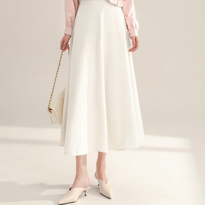 白スカート しなやかフレアミディスカート