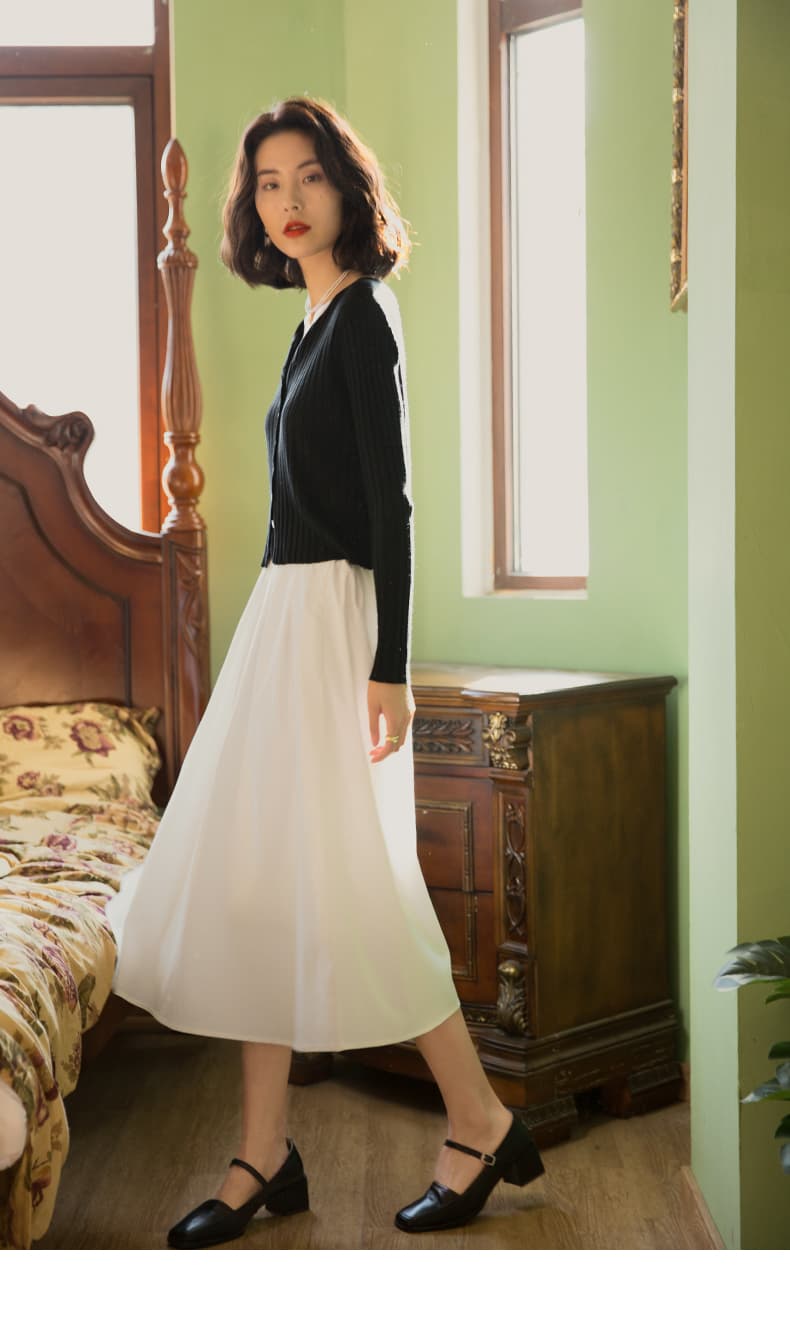 白スカート 優美なミディ丈プリーツスカート