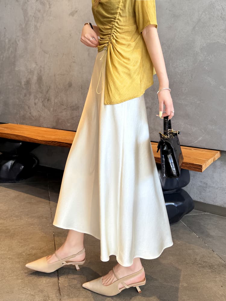 白スカート なめらか揺れるロングスカート