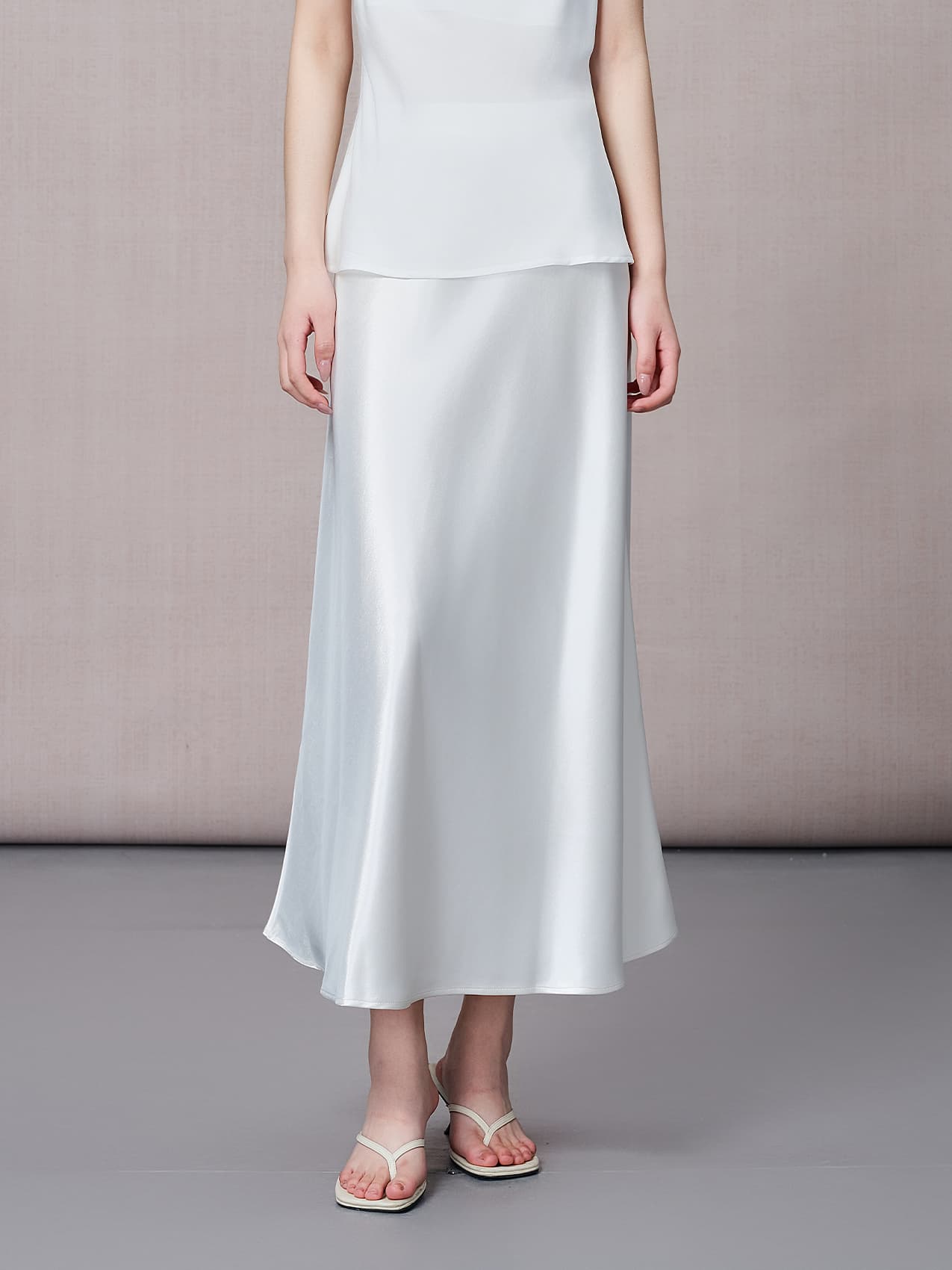 白スカート 艶やかなマキシ丈フレアスカート