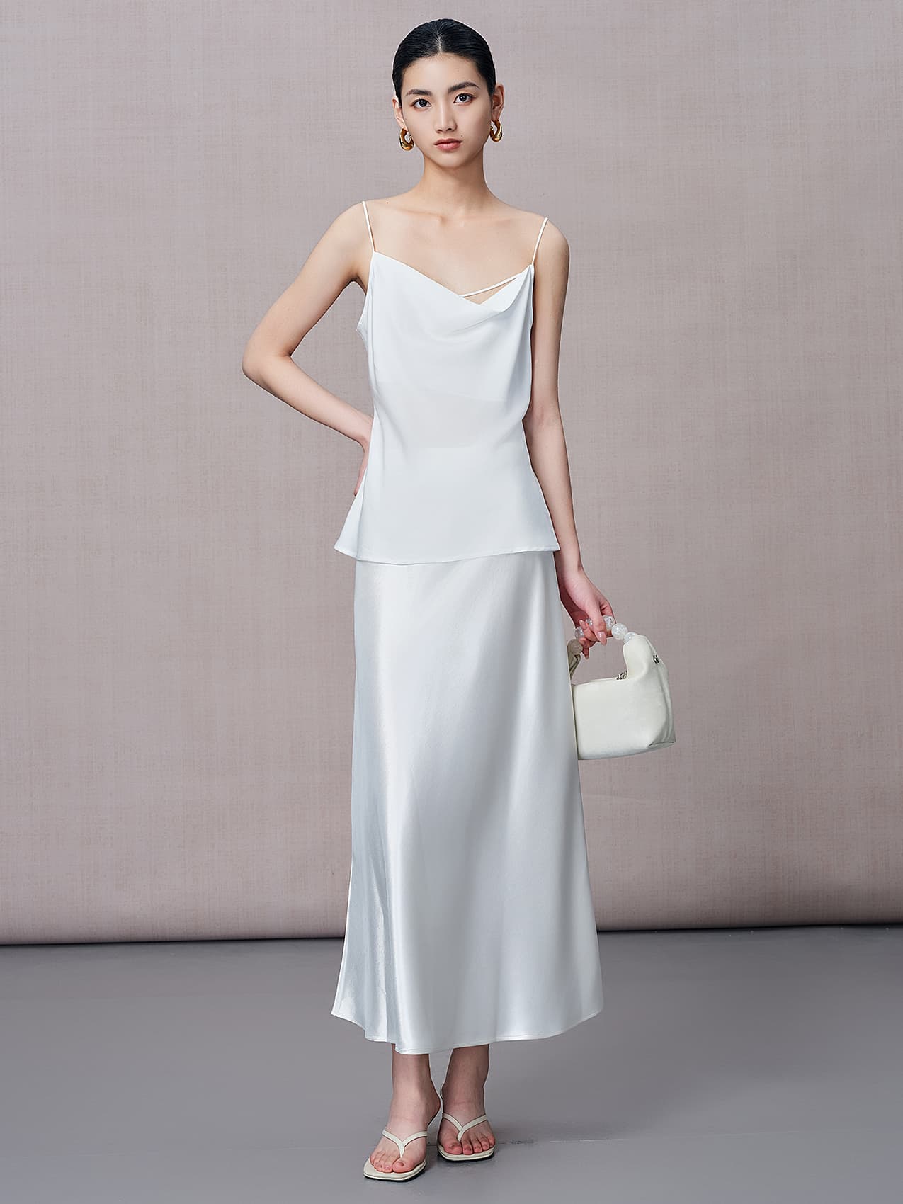 白スカート 艶やかなマキシ丈フレアスカート