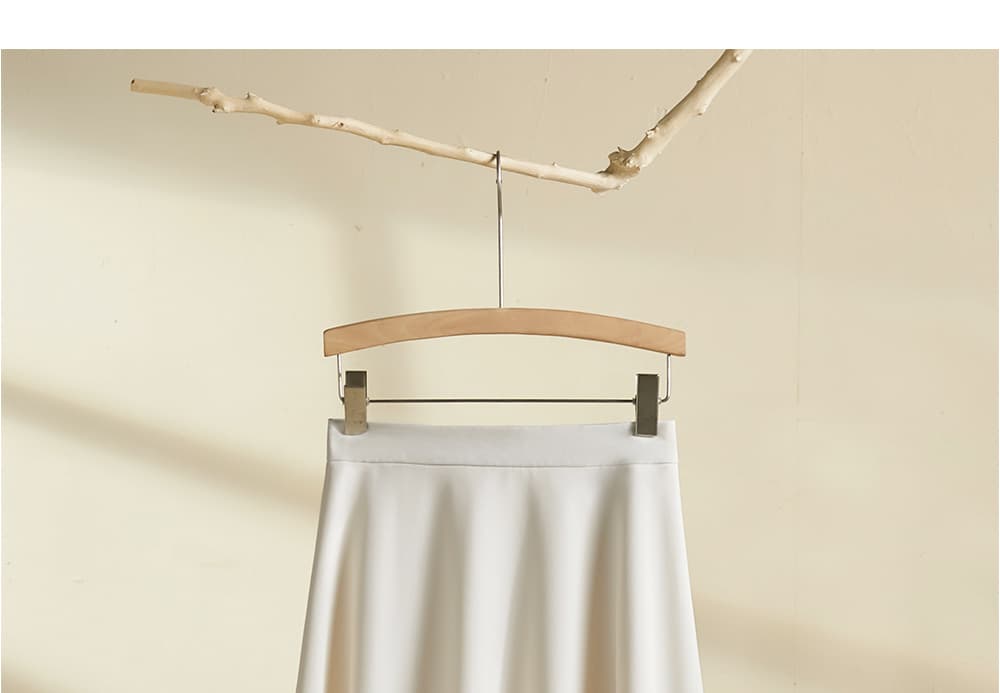 白スカート しなやかフレアミディスカート