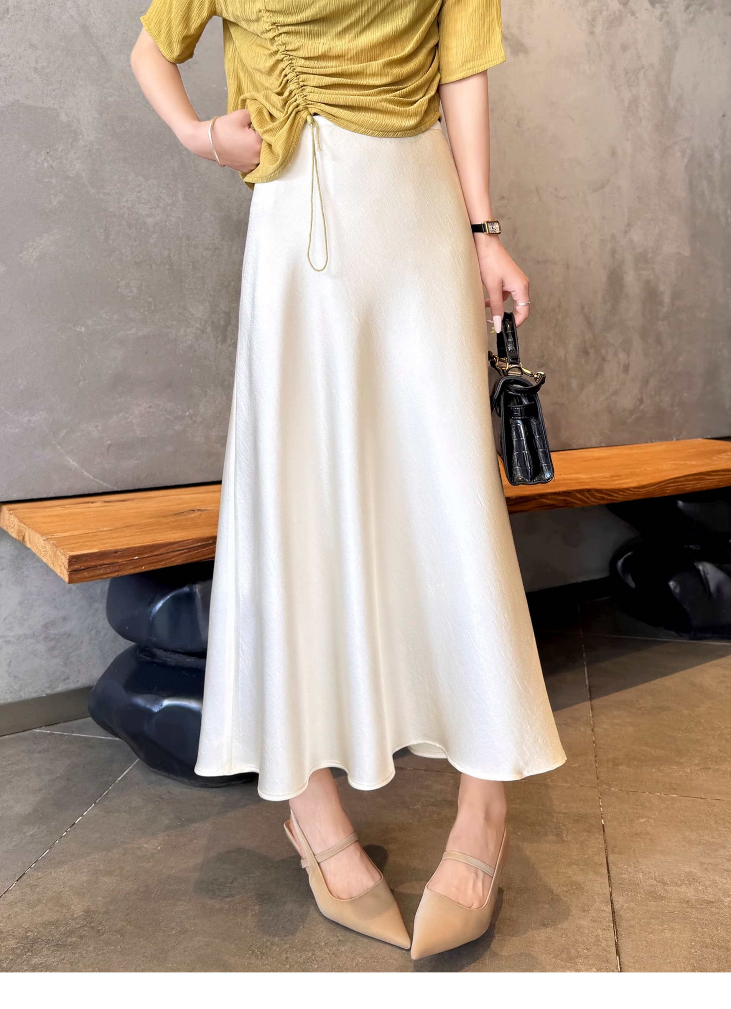 白スカート なめらか揺れるロングスカート