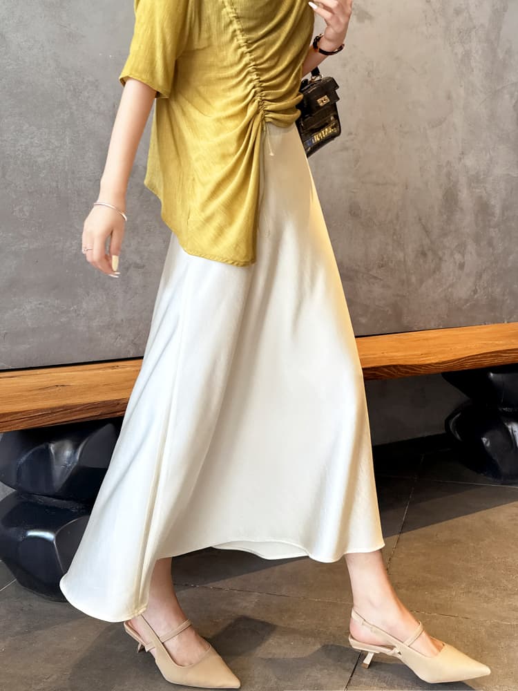 白スカート なめらか揺れるロングスカート