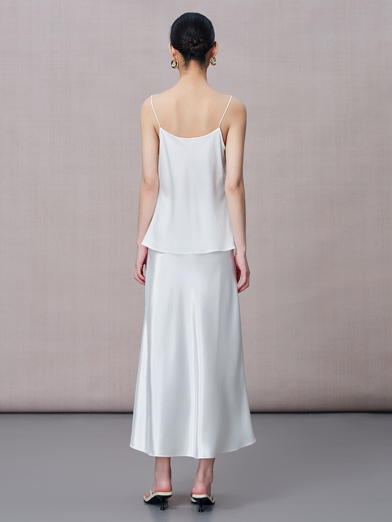 白スカート 艶やかなマキシ丈フレアスカート