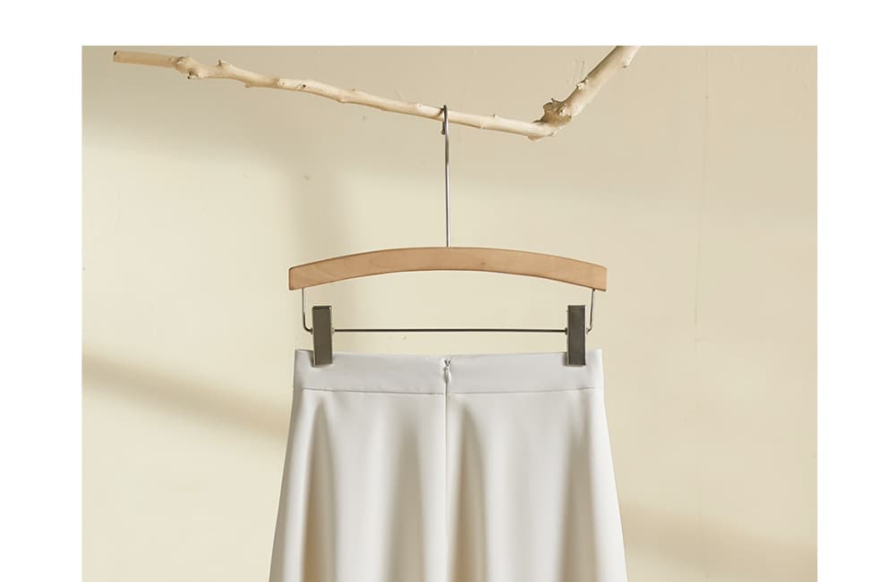 白スカート しなやかフレアミディスカート