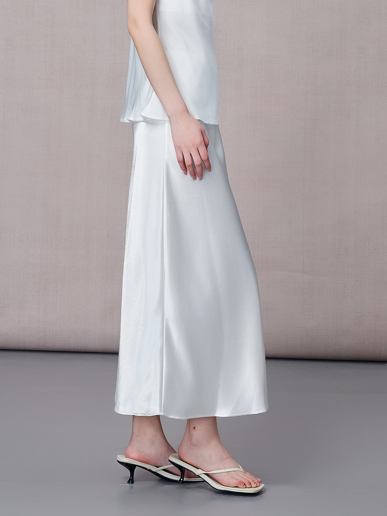 白スカート 艶やかなマキシ丈フレアスカート