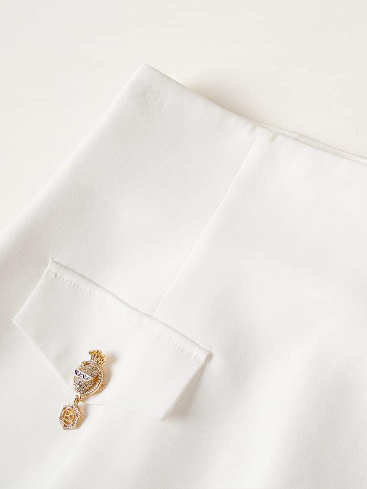 白スカート 装飾金具付き上品ミニ丈タイトスカート