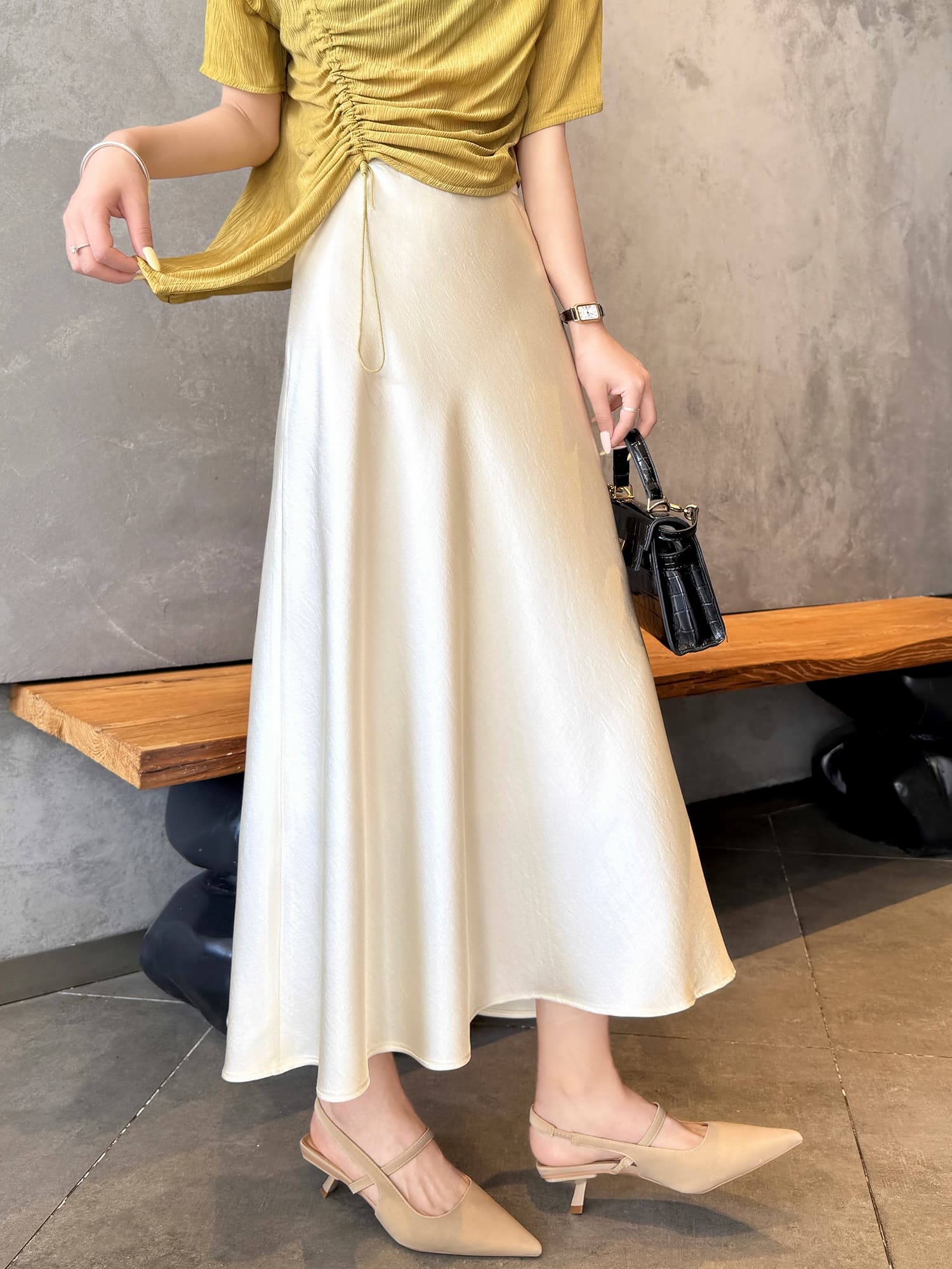 白スカート なめらか揺れるロングスカート