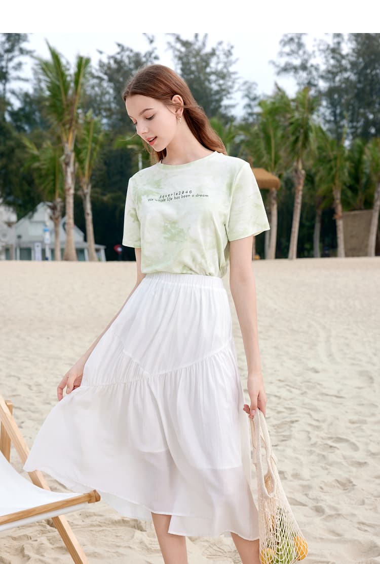 白スカート 風揺れる爽やかフレアスカート