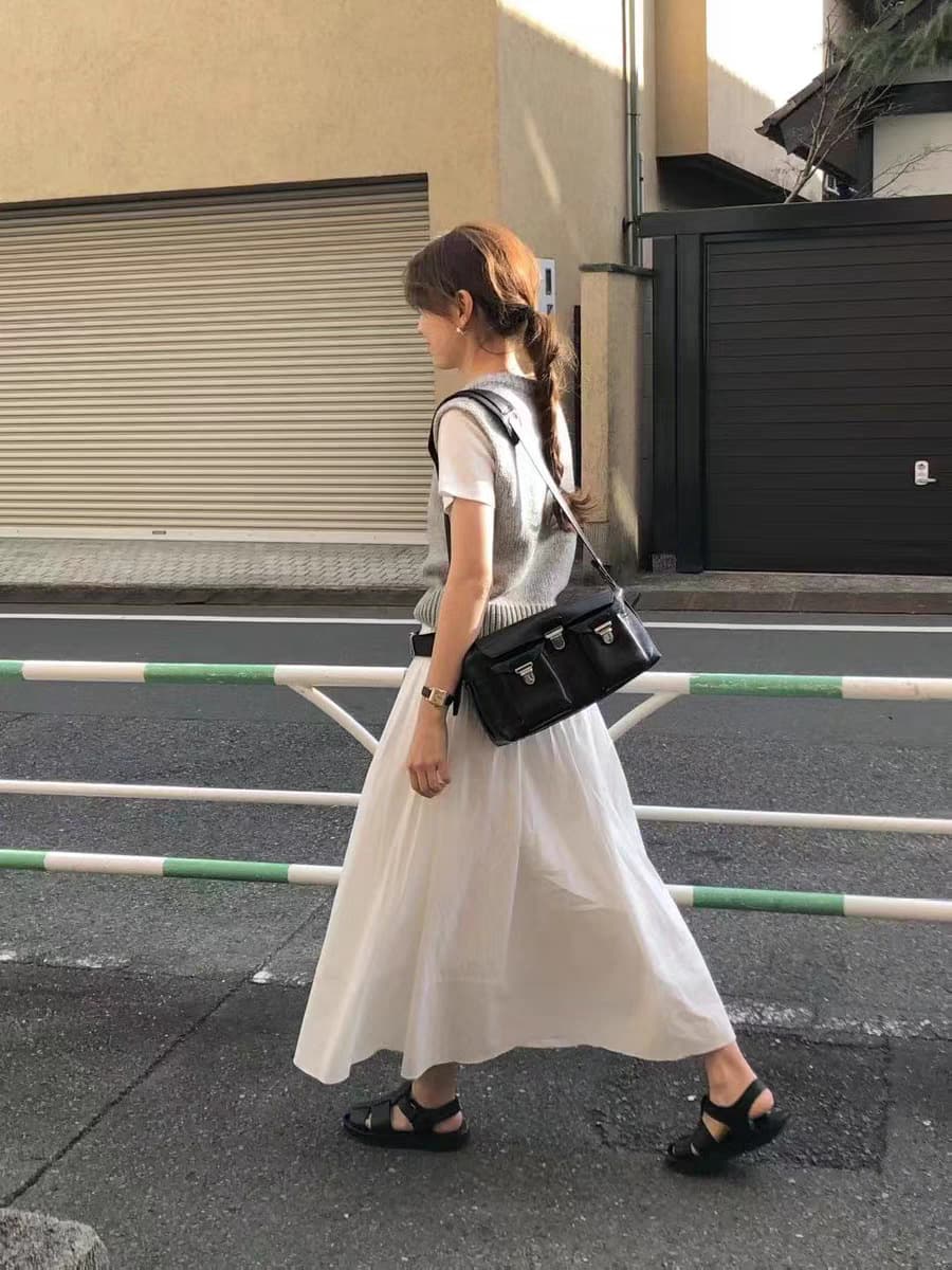 白スカート 優美なフレアロングスカート