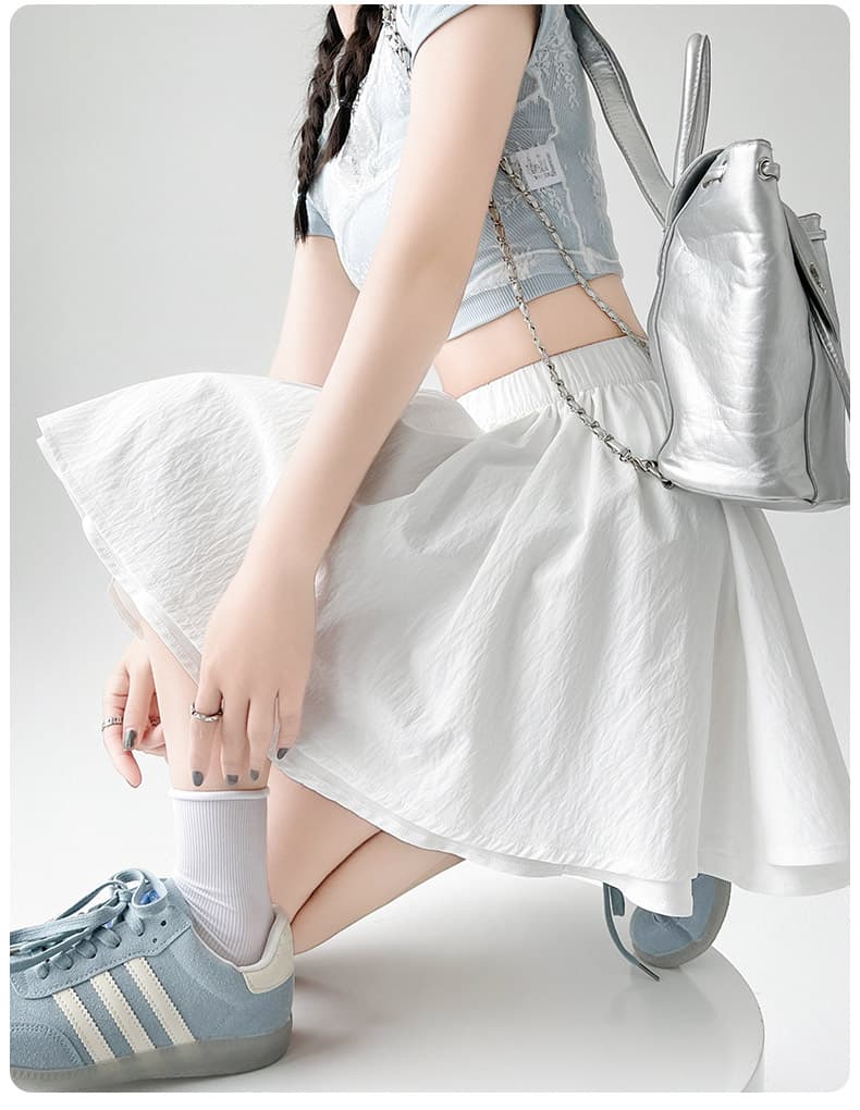 白スカート ふわり広がるプリーツミニスカート