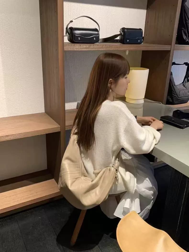 白スカート 優美なフレアロングスカート